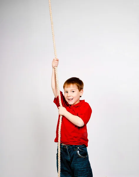 Мальчик с веревкой — стоковое фото
