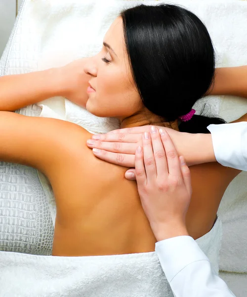 Žena dostává masáž obličeje — Stock fotografie