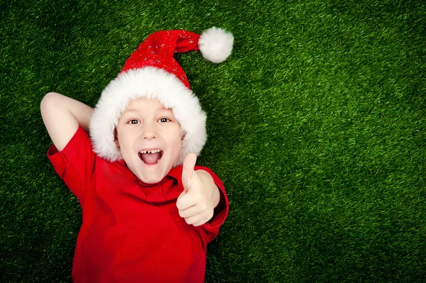 Junge mit Weihnachtsmütze — Stockfoto