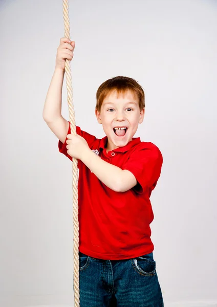 男孩用一根绳子 — 图库照片