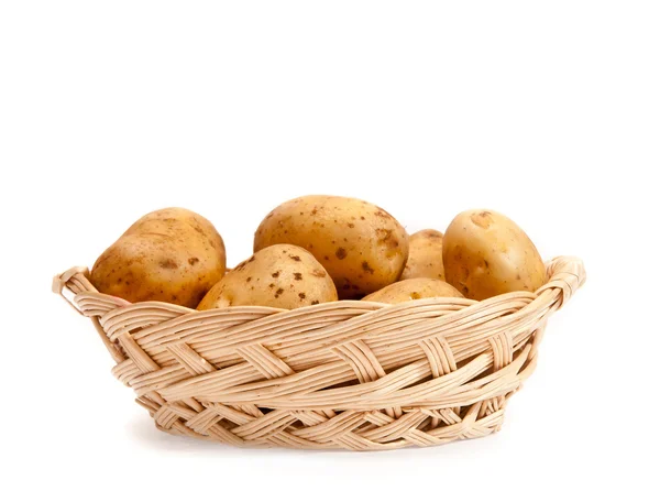 Aardappelen in een rieten mand — Stockfoto