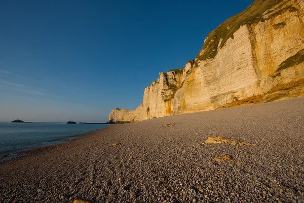 Cliffs at the beach of Etretat — Stock Photo, Image