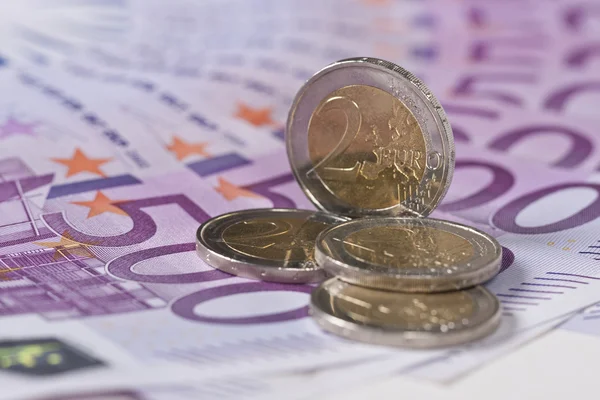 Pengar eurosedlar med 2 euro mynt Royaltyfria Stockfoton