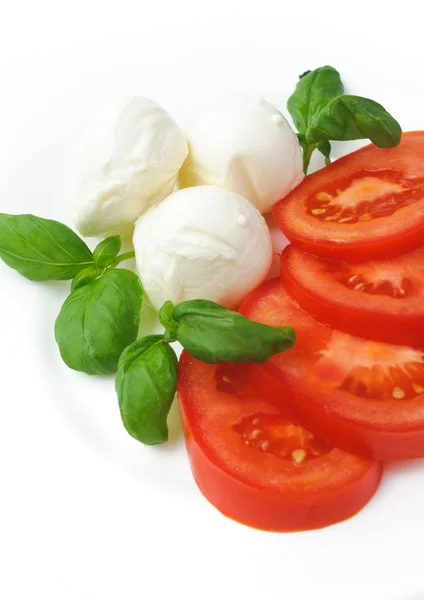 Queso mozzarella con tomate y albahaca —  Fotos de Stock