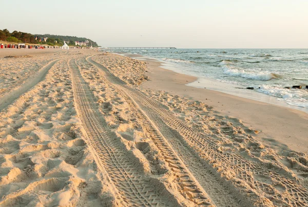 Däckspår på stranden — Stockfoto