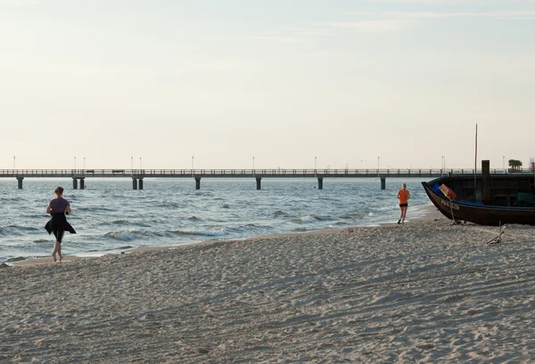 Joggers op het strand — Stockfoto