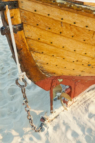 Vissersboot op het strand — Stockfoto