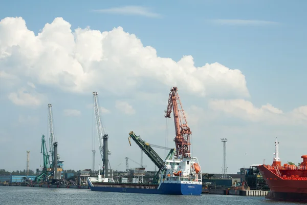 Schiffe im Industriehafen — Fotografia de Stock