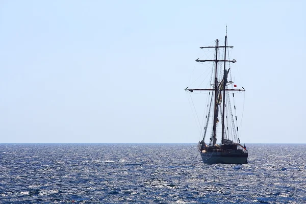 Alone sailing ship — Stock Photo, Image