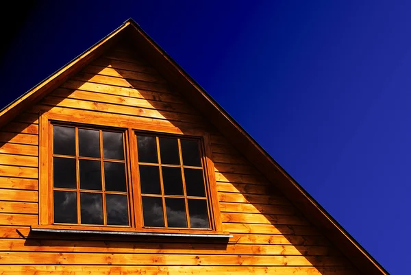 Дах дерев'яного будинку — стокове фото