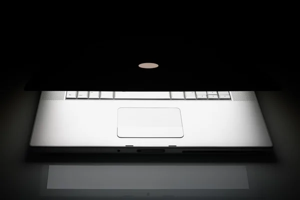 Ноутбук в темряві — стокове фото