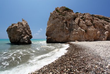 deniz kıyısı ve kayalar