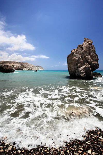 海海岸および孤独な岩. — ストック写真