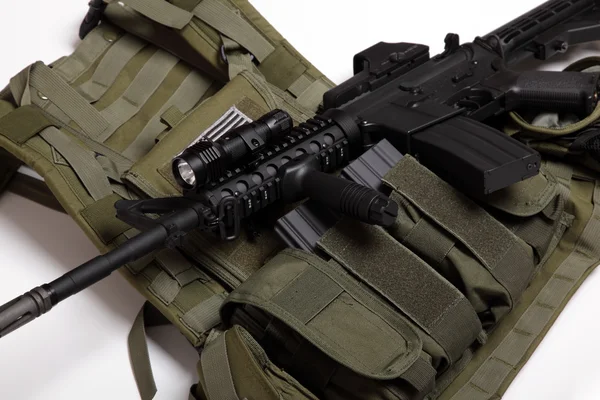 Militära begrepp. Tactical vest och assault rifle. — Stockfoto