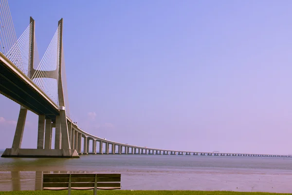 Vista da ponte Vasco da Gama com banco em frente — Fotografia de Stock