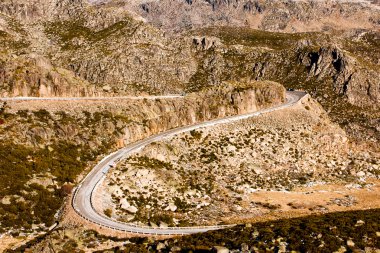 dağ yolundan gelen serra estrela, Portekiz