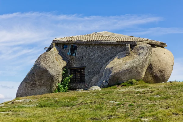 Kőház a tetején egy hegyre néző Jogdíjmentes Stock Képek