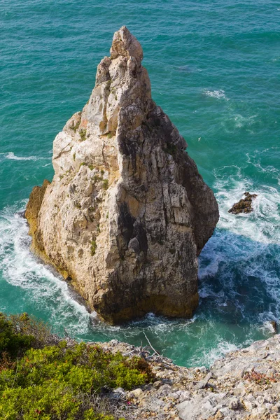 Морський пейзаж з конусоподібною скелею, що дме з океану — стокове фото
