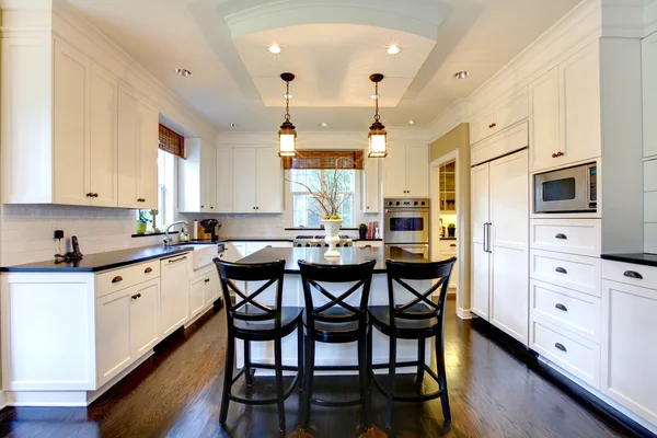 Branco grande luxo cozinha moderna com piso escuro — Fotografia de Stock