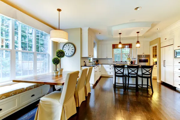 Vita stora lyxiga moderna kök och matbord — Stockfoto