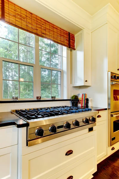Fogão de cozinha de luxo e cozinha branca — Fotografia de Stock