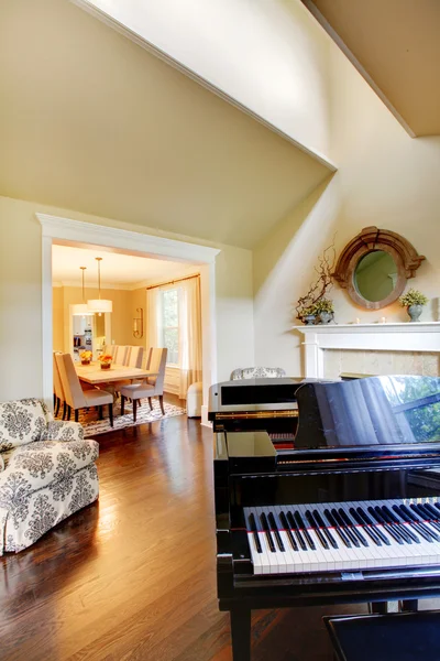 Crema amarilla sala de estar con piano de cola y comedor —  Fotos de Stock