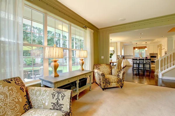 Natürliche Luxus-Creme und grünes Wohnzimmer — Stockfoto