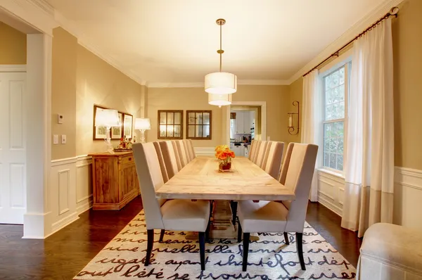 Natuurlijke ontwerp van het huis eetkamer met grote houten tafel. — Stockfoto