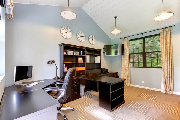 Mavi koyu kahverengi mobilyalar ile modern ev ofis iç tasarım. — Stok fotoğraf