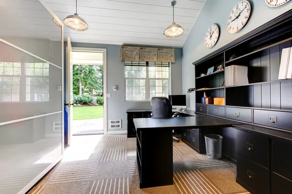 Projeto moderno azul do interior do escritório da casa com mobília marrom escura . — Fotografia de Stock