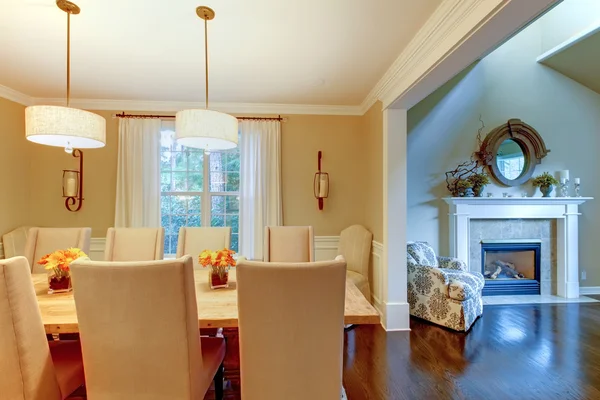 Elegan krim ruang makan alami dengan perapian . — Stok Foto