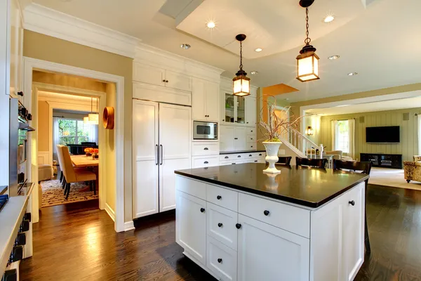 Luxo branco grande cozinha moderna . — Fotografia de Stock