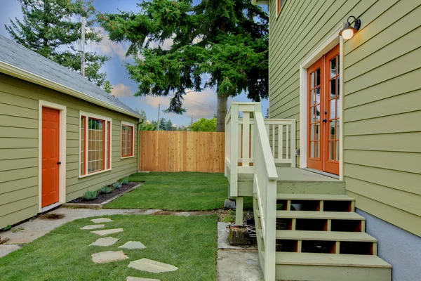 Gröna hus och litet pensionat trädgården — Stockfoto