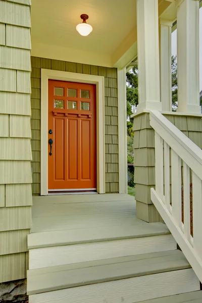 Voorzijde poorch en deur van het groene huis. — Stockfoto