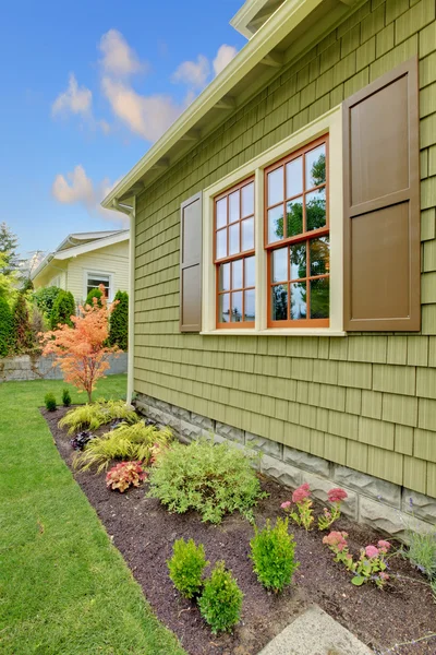 Casa verde recentemente renovada com maravilhas laranja — Fotografia de Stock