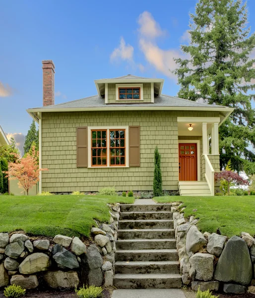 Craftsman zöld aranyos ház külső front. — Stock Fotó