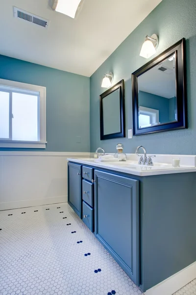Kamar mandi baru modern klasik biru dan putih . — Stok Foto