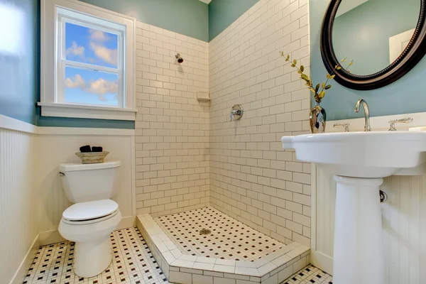 Blauwe badkamer douche met klassieke witte keramische tegels. — Stockfoto
