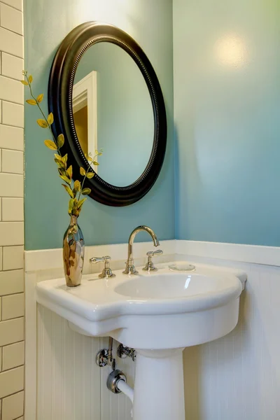 Blauwe en witte klassieke moderne nieuwe badkamer. — Stockfoto