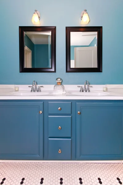 Blu e bianco classico moderno bagno nuovo con doppi lavandini . — Foto Stock