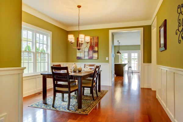 Green craftsman large dining room with cherry floor. — Stock Photo, Image