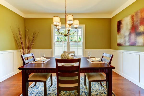 Pengrajin hijau ruang makan besar dengan lantai ceri . — Stok Foto