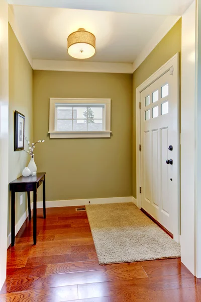 Pintu masuk dengan dinding hijau dan lantai kayu keras ceri . — Stok Foto