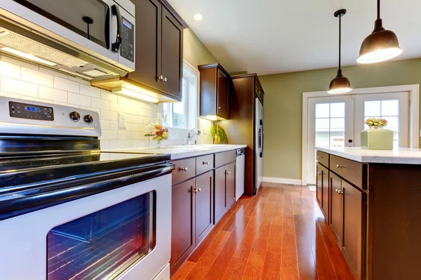 Moderna nuova cucina marrone con pavimento in ciliegio . — Foto Stock