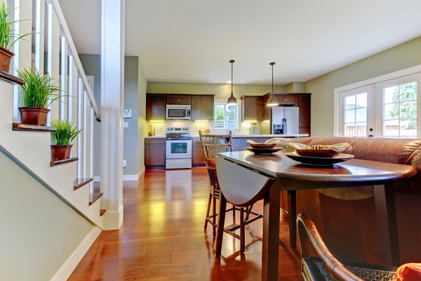 Grote kamer met keuken, eetkamer en trap. — Stockfoto
