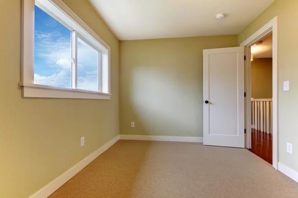 Leeres neues grünes Zimmer mit beigem Teppich. — Stockfoto