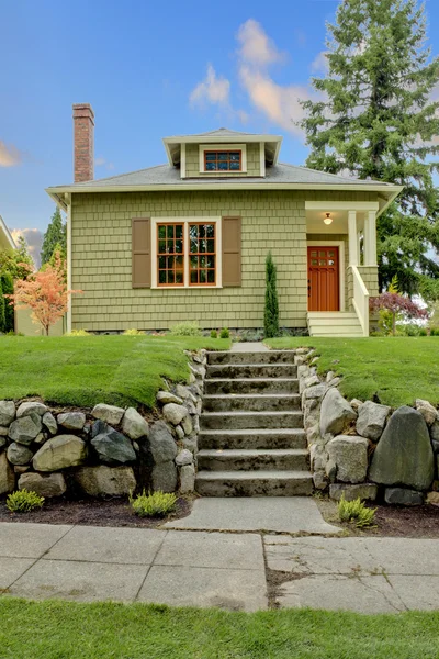 Devant la jolie petite maison verdoyante avec fenêtres orage — Photo