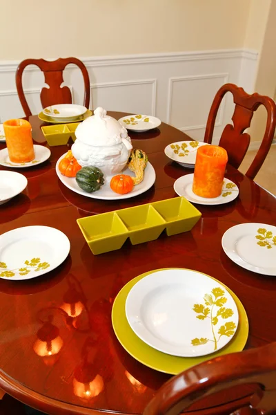 Eetzaal tabel ith platen voor de val diner — Stockfoto