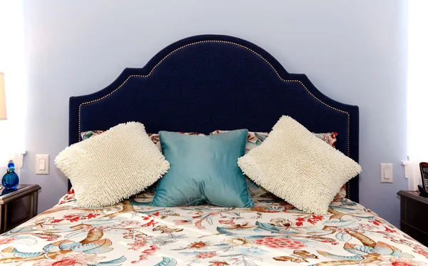 Μπλε κρεβάτι με πολυτελή μαξιλάρια και σεντόνια — Φωτογραφία Αρχείου