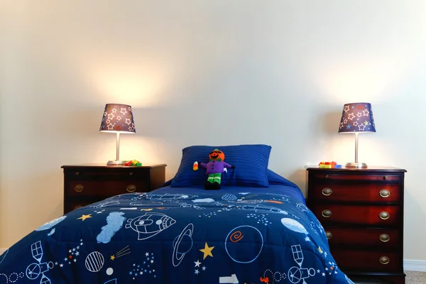 Μπλε αγόρια κρεβάτι με δύο φανούς σε ένα κατάλευκο υπνοδωμάτιο — Φωτογραφία Αρχείου